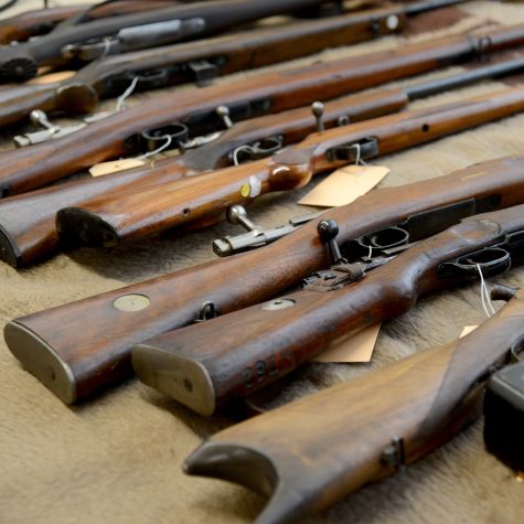 Die Aufnahme vom 14. März 2019 in Kordel/Rheinland-Pfalz zeigt verschiedene Waffen, die bei einem Waffen- und Sprengstoffhändler, der der "Reichsbürgerszene" zugeordnet wird, bei einer polizeilichen Durchsuchung sichergestellt worden sind.