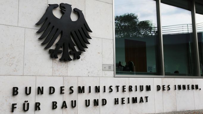 Die Aufnahme zeigt den Eingangsbereich des Bundesministerium des Innern, für Bau und Heimat in Berlin. (Quelle: picture alliance / CHROMORANGE | Udo Herrmann) Die Aufnahme zeigt den Eingangsbereich des Bundesministerium des Innern, für Bau und Heimat in Berlin.