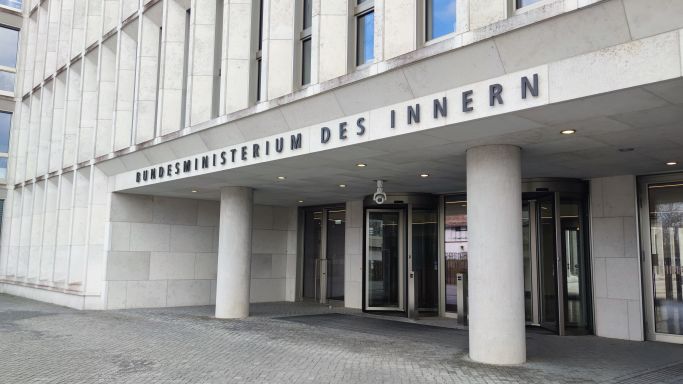 Die Aufnahme zeigt den Eingangsbereich des Bundesministeriums des Innern und für Heimat (Quelle: picture alliance | dts agentur) Die Aufnahme zeigt den Eingangsbereich des Bundesministeriums des Innern und für Heimat