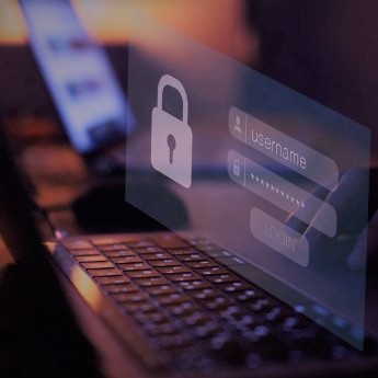 Laptop mit Anmeldemaske für Usernamen und Passwort Laptop mit Anmeldemaske für Usernamen und Passwort