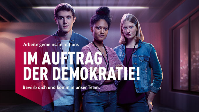 Die Aufnahme zeigt ein Kampagnenbild, auf dem zwei junge Frauen und ein Mann zu sehen sind. (Quelle: Bundesamt für Verfassungsschutz) Die Aufnahme zeigt ein Kampagnenbild, auf dem zwei junge Frauen und ein Mann zu sehen sind.