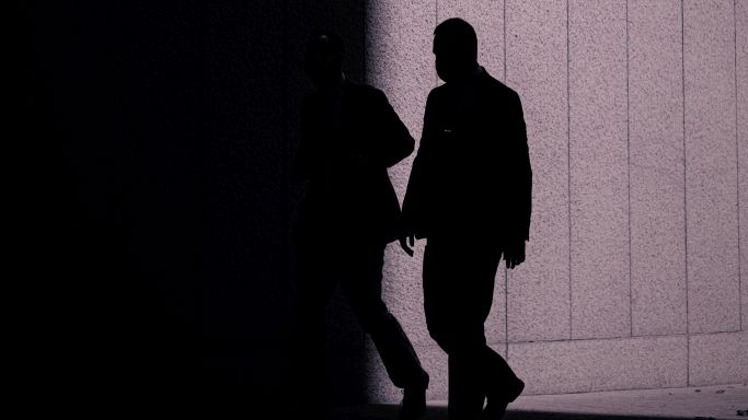 Das Bild zeigt die Schatten von zwei Personen (Quelle: Wesley Mc Lachlan - unsplash) Das Bild zeigt die Schatten von zwei Personen