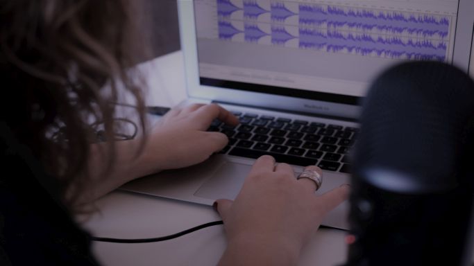 Das Bild zeigt eine Person vor einem Monitor, die eine Tastatur bedient. (Quelle: Cowomen - unsplash) Das Bild zeigt eine Person vor einem Monitor, die eine Tastatur bedient.