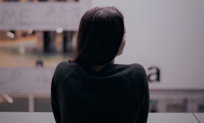 Das Bild zeigt die Rückseite einer Person vor einer Wand. (Quelle: Stefan Stefancik - Unsplash) Das Bild zeigt die Rückseite einer Person vor einer Wand.