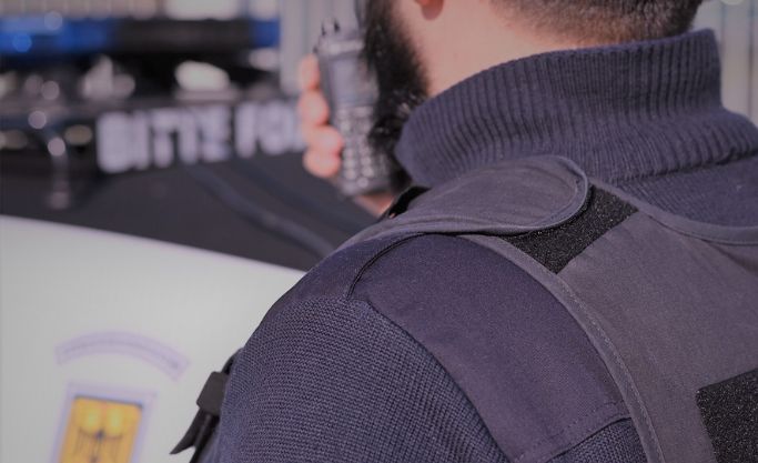Rückansicht eines Mitarbeites im Sicherungsdienst beim Bundesamt für Verfassungsschutz Rückansicht eines Mitarbeites im Sicherungsdienst beim Bundesamt für Verfassungsschutz