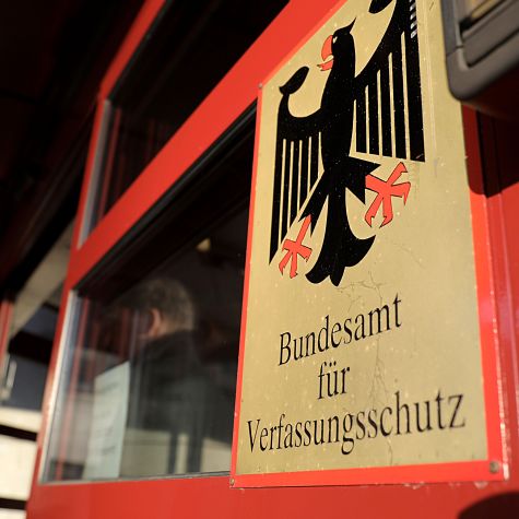 Die Aufnahme vom 21. Januar 2019 zeigt einen Mitarbeitereingang des Bundesamtes für Verfassungsschutz in Köln-Chorweiler. (Quelle: picture alliance/dpa | Oliver Berg) Die Aufnahme vom 21. Januar 2019 zeigt einen Mitarbeitereingang des Bundesamtes für Verfassungsschutz in Köln-Chorweiler.
