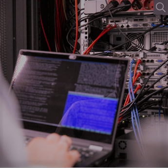 Das Bild einen Laptopmonitor vor Geräten der Informationstechnik Das Bild einen Laptopmonitor vor Geräten der Informationstechnik