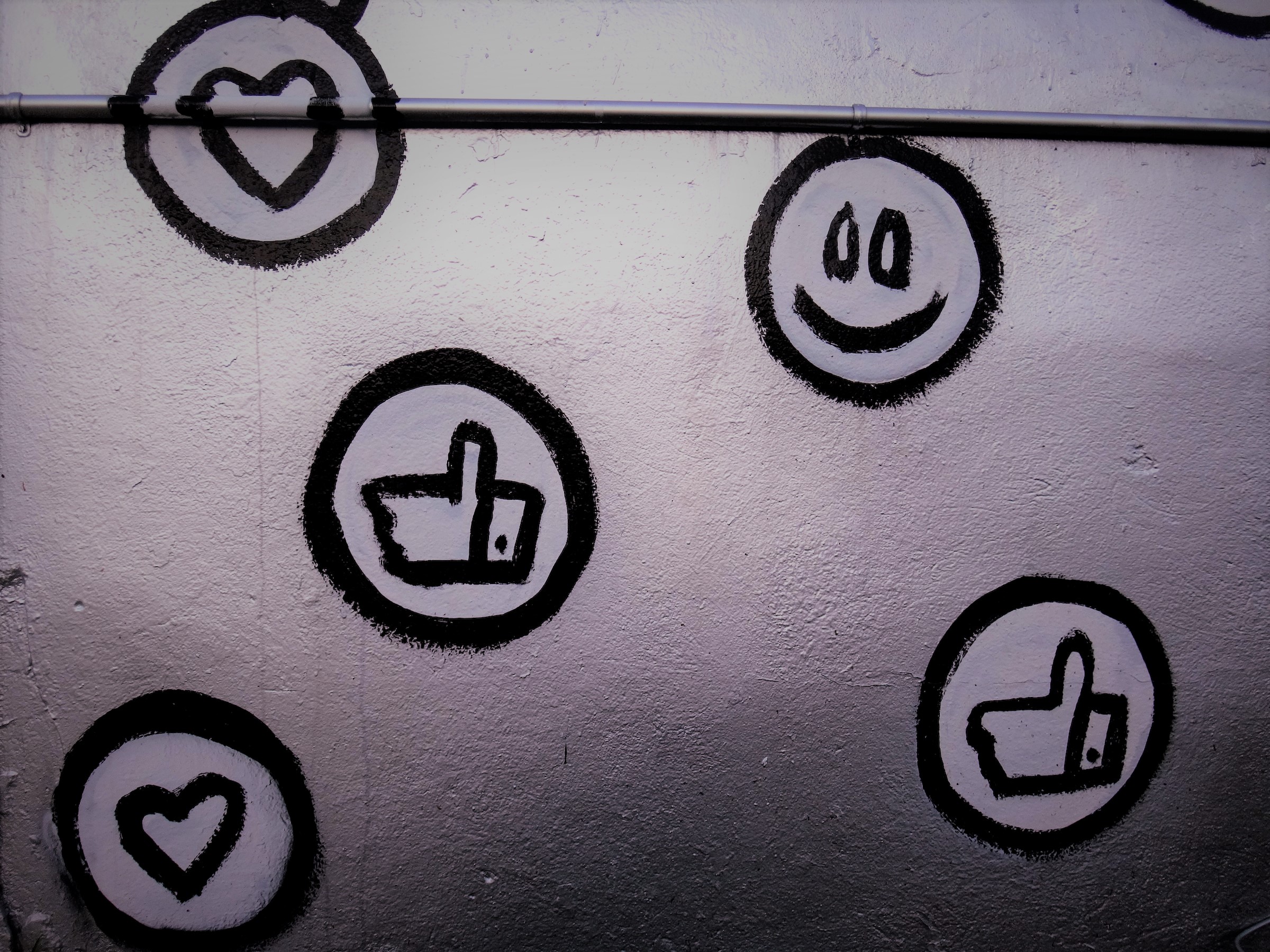 Social Media Symbole als Wand-Grafitti (Quelle: george-pagan-iii-f-PH16nZHKI-unsplash) Social Media Symbole als Wand-Grafitti