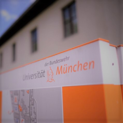 Die Aufnahme vom 21. Juni 2013 zeigt eine Tafel auf dem Gelände der Universität der Bundeswehr in Neubiberg bei München mit der Aufschrift "Universität der Bundeswehr München" und einem Lageplan. (Quelle: picture alliance / dpa | Andreas Gebert) Die Aufnahme vom 21. Juni 2013 zeigt eine Tafel auf dem Gelände der Universität der Bundeswehr in Neubiberg bei München mit der Aufschrift "Universität der Bundeswehr München" und einem Lageplan.