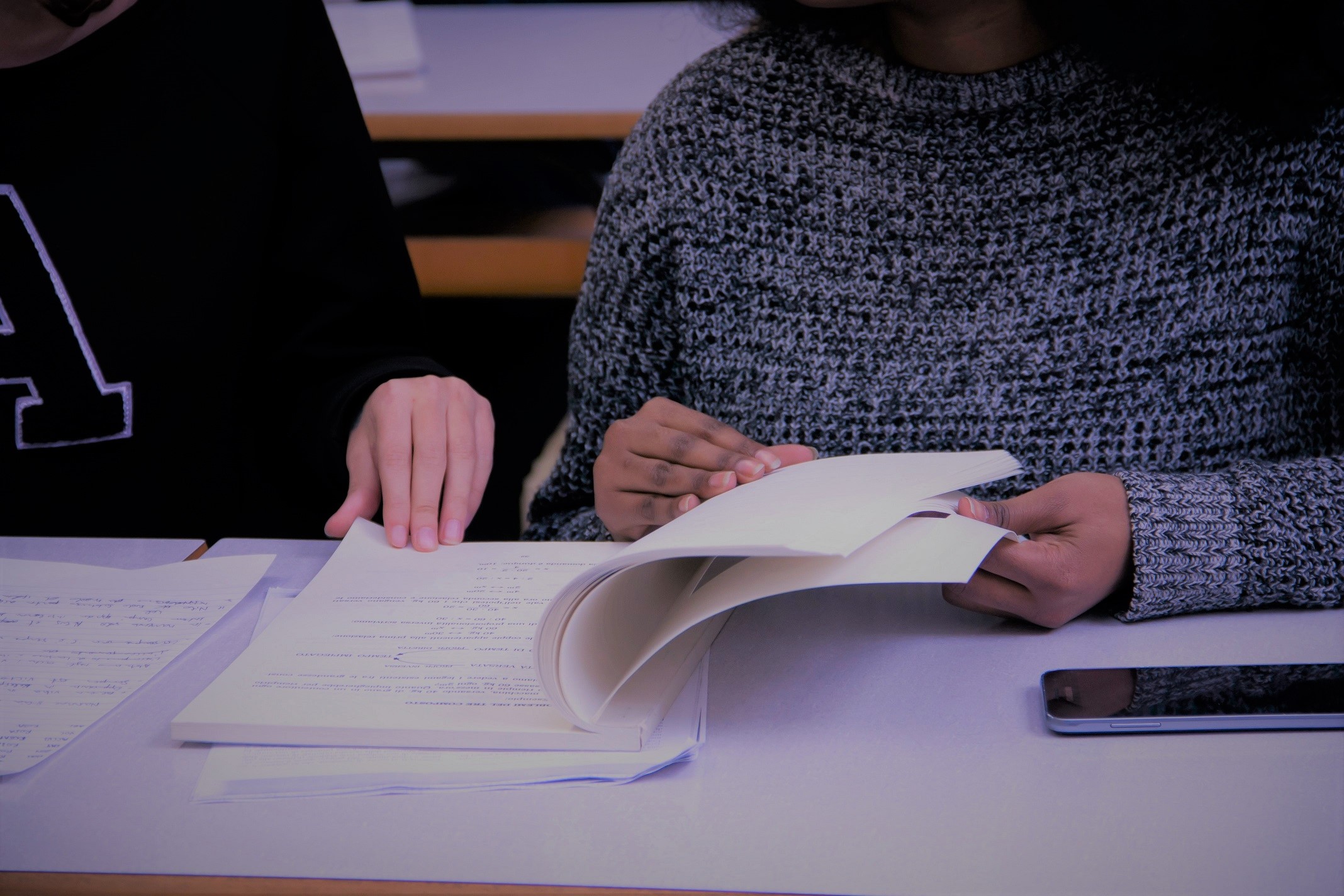 Das Bild zeigt eine Person, die in schriftlichen Unterlagen blättert (Quelle: Unsplash | Alissa de Leva) Das Bild zeigt eine Person, die in schriftlichen Unterlagen blättert
