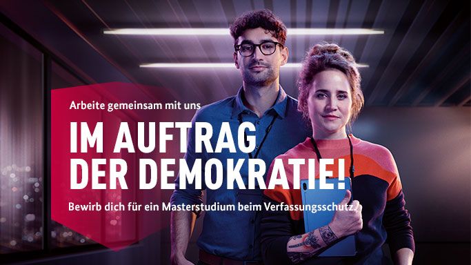 Die Aufnahme zeigt ein Kampagnenbild, auf dem zwei Personen zu sehen sind mit dem Schriftzug Im Auftrag der Demokratie (Quelle: BfV) Die Aufnahme zeigt ein Kampagnenbild, auf dem zwei Personen zu sehen sind mit dem Schriftzug Im Auftrag der Demokratie