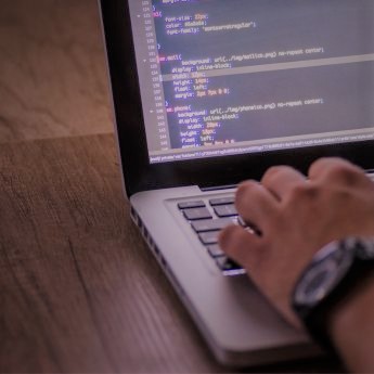 Blick auf Laptop mit Programmiercode Blick auf Laptop mit Programmiercode