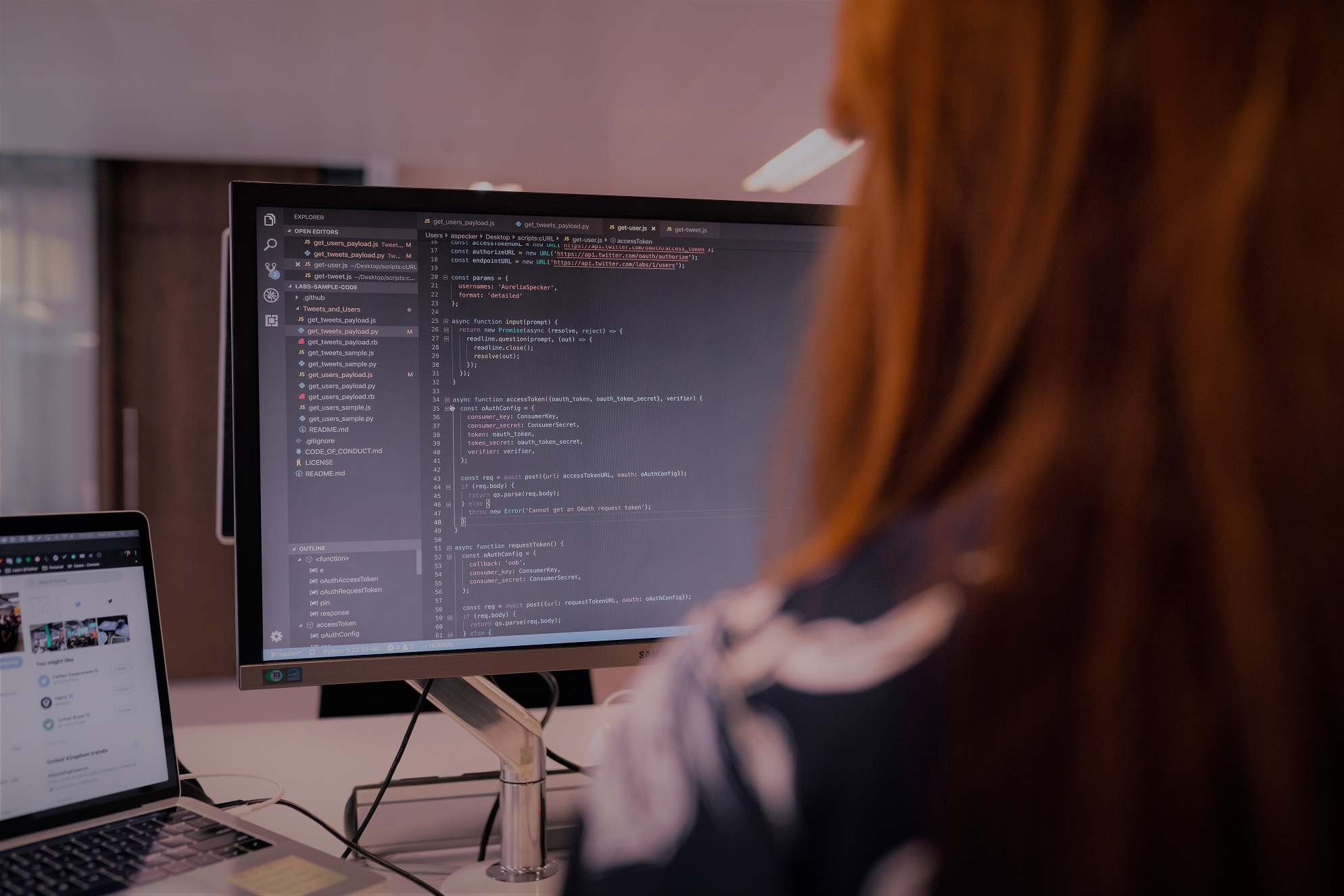 Die Aufnahme zeigt eine Person vor einem Computermonitor (Quelle: Unsplash | Raeng) Die Aufnahme zeigt eine Person vor einem Computermonitor