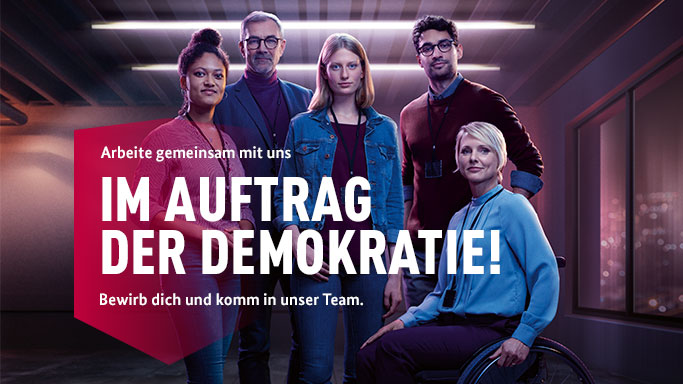 Die Aufnahme zeigt ein Kampagnenbild, auf dem drei Frauen und zwei Männer zu sehen sind. (Quelle: Bundesamt für Verfassungsschutz) Die Aufnahme zeigt ein Kampagnenbild, auf dem drei Frauen und zwei Männer zu sehen sind.