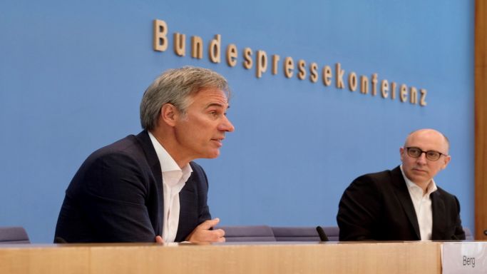 Bitkom-Präsident Achim Berg und der Vizepräsident des Bundesamtes für Verfassungsschutz, Sinan Selen, haben am 5.08. 2021 in Berlin die Bitkom Studie "Wirtschaftsschutz 2021" vorgestellt. (Quelle: Bitkom) Bitkom-Präsident Achim Berg und der Vizepräsident des Bundesamtes für Verfassungsschutz, Sinan Selen, haben am 5.08. 2021 in Berlin die Bitkom Studie "Wirtschaftsschutz 2021" vorgestellt.