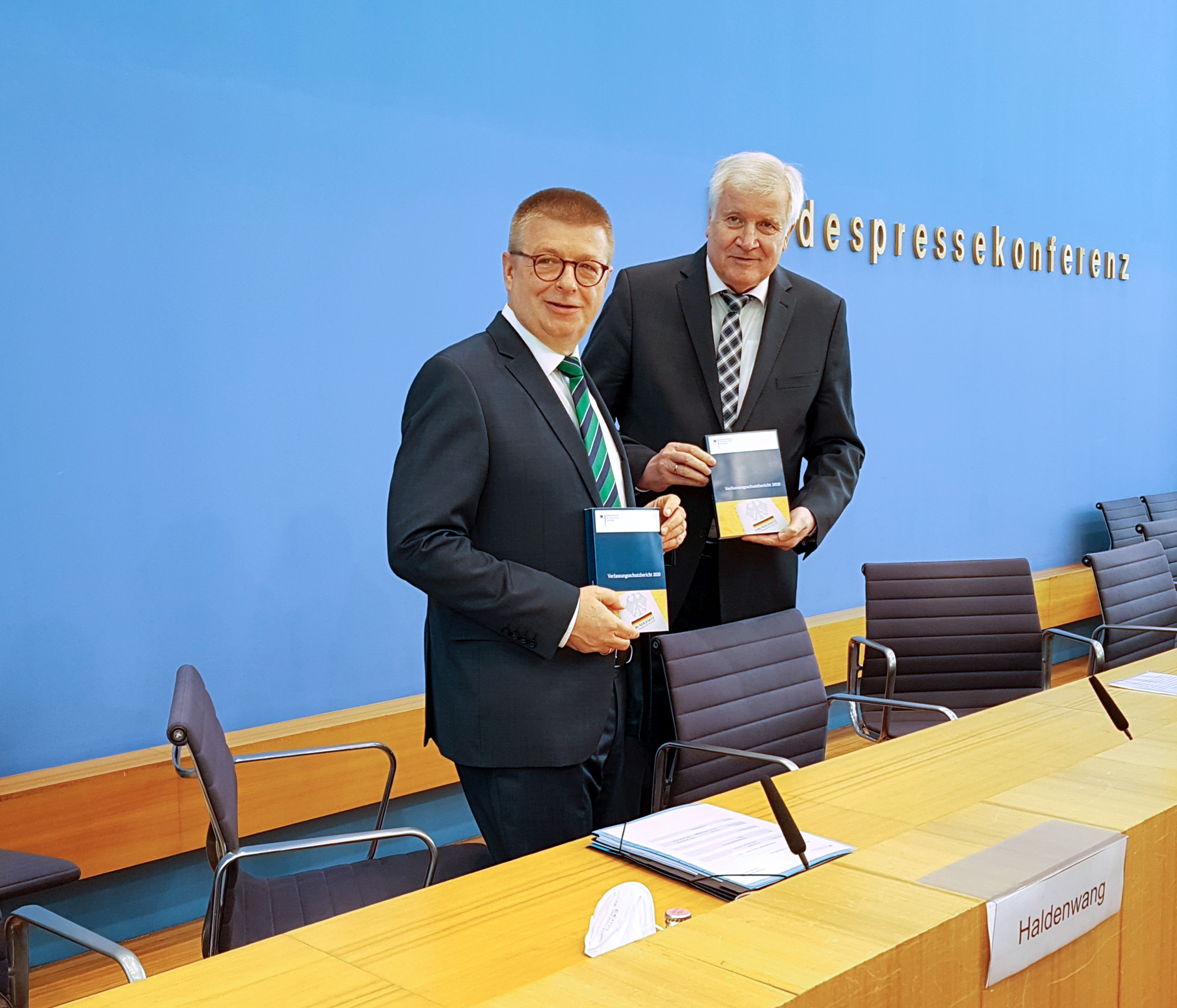 Bundesinnenminister Horst Seehofer und Bundesverfassungsschutzpräsident Thomas Haldenwang bei der Vorstellung des Verfassungsschutzberichts 2020. (Quelle: Bundesamt für Verfassungsschutz) Bundesinnenminister Horst Seehofer und Bundesverfassungsschutzpräsident Thomas Haldenwang bei der Vorstellung des Verfassungsschutzberichts 2020.