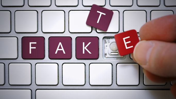 Das Bild zeigt eine Tastatur mit den Buchstaben "FAKT" bzw. FAKE".