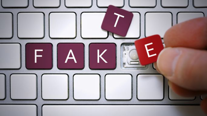 Das Bild zeigt eine Tastatur mit den Buchstaben "FAKT" bzw. FAKE". (Quelle: picture alliance / CHROMORANGE / Christian Ohde) Das Bild zeigt eine Tastatur mit den Buchstaben "FAKT" bzw. FAKE".