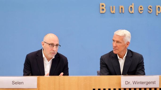 Die Aufnahme zeigt den Vizepräsidenten des BfV Sinan Selen und den Präsidenten der Bitkom Dr. Ralf Wintergerst. (Quelle: Bitkom) Die Aufnahme zeigt den Vizepräsidenten des BfV Sinan Selen und den Präsidenten der Bitkom Dr. Ralf Wintergerst.
