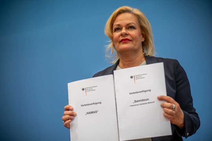 Die Aufnahme zeigt Ministerin Faeser mit den beiden Verbotsverfügungen in ihren Händen (Quelle: picture alliance / dpa | Daniel Kalker) Die Aufnahme zeigt Ministerin Faeser mit den beiden Verbotsverfügungen in ihren Händen