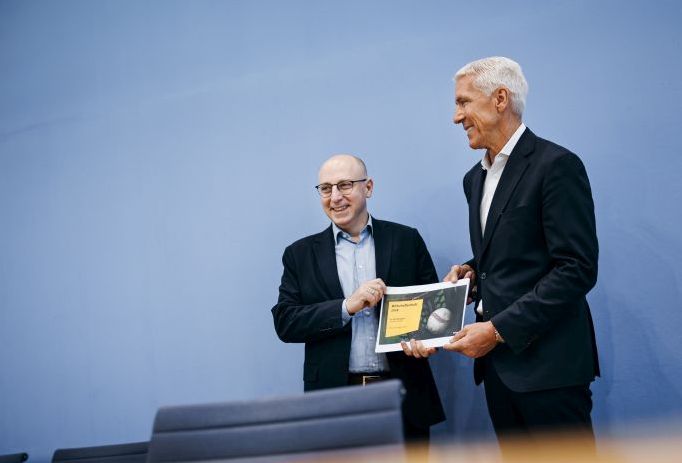 Die Aufnahme zeigt den Vizepräsidenten des BfV Sinan Selen und den Präsidenten der Bitkom Dr. Ralf Wintergerst. (Quelle: picture alliance / photothek.de | Felix Zahn) Die Aufnahme zeigt den Vizepräsidenten des BfV Sinan Selen und den Präsidenten der Bitkom Dr. Ralf Wintergerst.