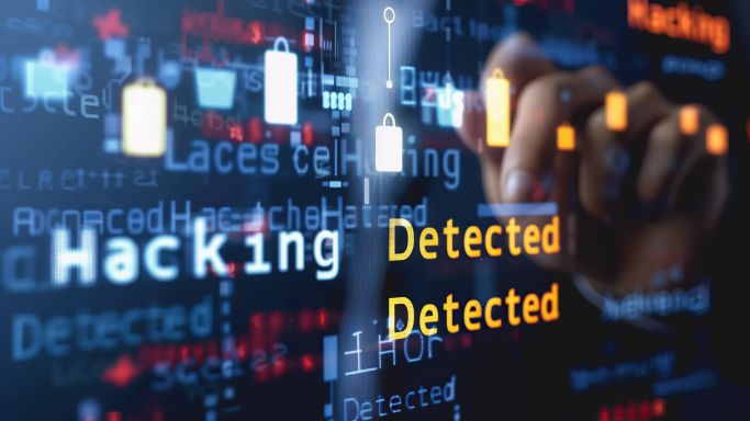 Die Aufnahme zeigt verschiedene Codes und den Schriftzug "Hacking Detected". (Quelle: IMAGO / Nedrofly Stock) Die Aufnahme zeigt verschiedene Codes und den Schriftzug "Hacking Detected".