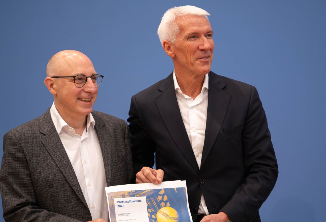 Die Aufnahme zeigt den Vizepräsidenten des BfV Sinan Selen und den Präsidenten der Bitkom Dr. Ralf Wintergerst. (Quelle: Bitkom) Die Aufnahme zeigt den Vizepräsidenten des BfV Sinan Selen und den Präsidenten der Bitkom Dr. Ralf Wintergerst.