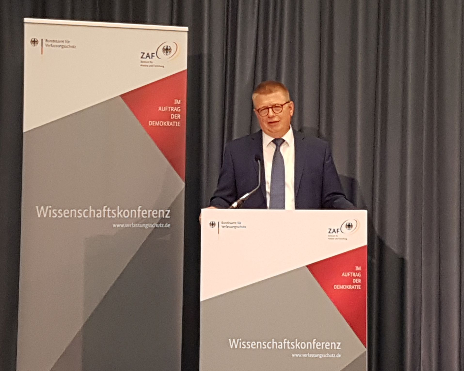 Das Bild zeigt BfV-Präsident auf der Wissenschaftskonferenz des ZAF (Quelle: Bundesamt für Verfassungsschutz) Das Bild zeigt BfV-Präsident auf der Wissenschaftskonferenz des ZAF