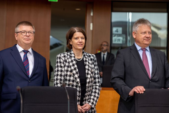 Das Bild zeigt (vlnr) BfV-Präsident Thomas Haldenwang, BAMAD-Präsidentin Martina Rosenberg, BND-Präsident Dr. Bruno Kahl (Quelle: Bundeswehr, Torsten Kraatz) Das Bild zeigt (vlnr) BfV-Präsident Thomas Haldenwang, BAMAD-Präsidentin Martina Rosenberg, BND-Präsident Dr. Bruno Kahl