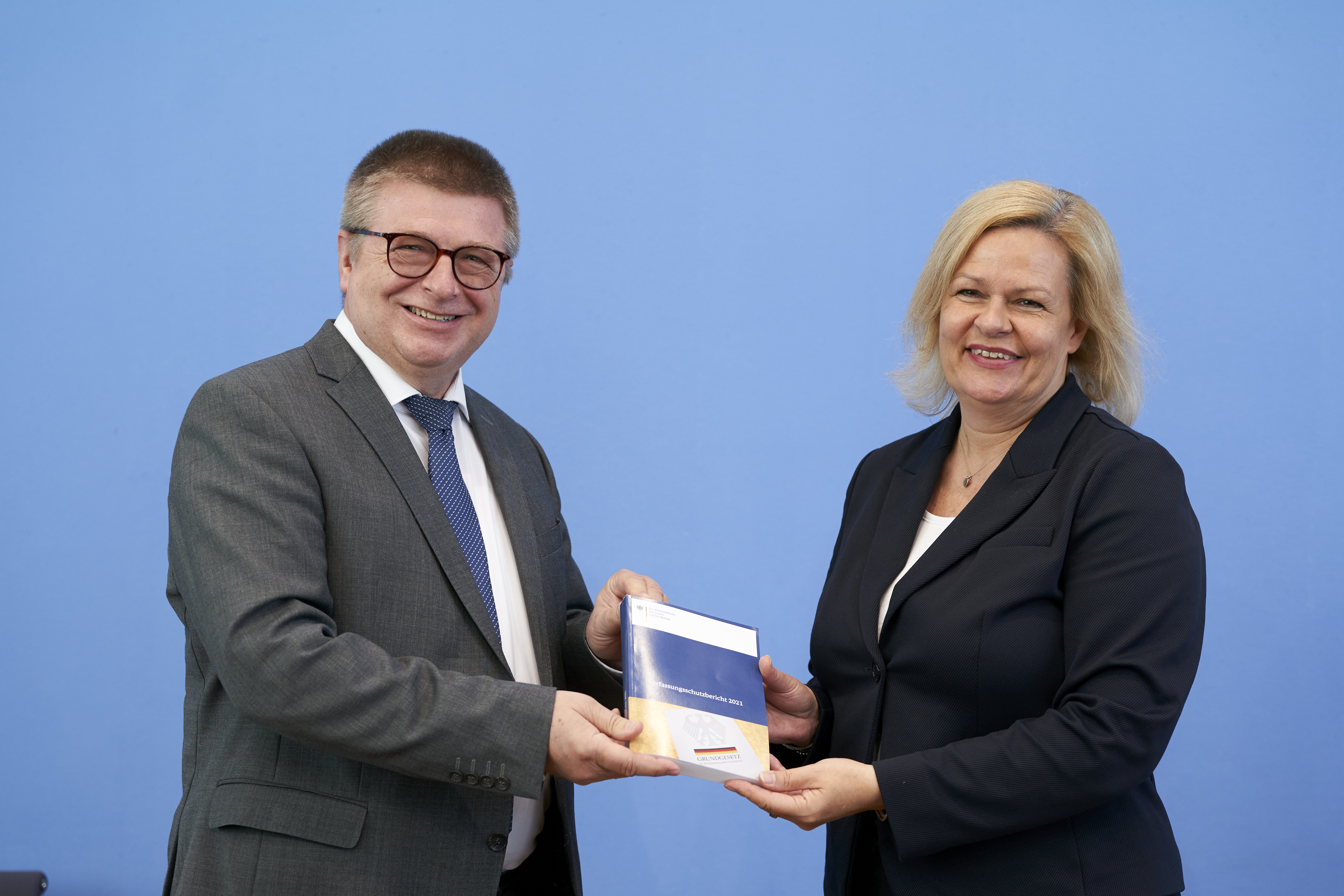 Das Bild zeigt BfV-Präsident Thomas Haldenwang und Bundesinnenministerin Nancy Faeser bei der Pressekonferenz zur Vorstellung des Verfassungsschutzberichts 2021.