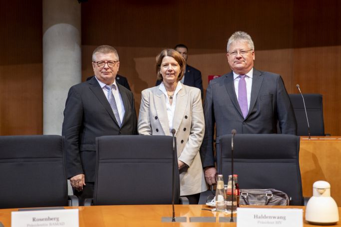 Das Bild zeigt (vlnr) BfV-Präsident Thomas Haldenwang, BAMAD-Präsidentin Martina Rosenberg, BND-Präsident Dr. Bruno Kahl (Quelle: Bundeswehr, Torsten Kraatz) Das Bild zeigt (vlnr) BfV-Präsident Thomas Haldenwang, BAMAD-Präsidentin Martina Rosenberg, BND-Präsident Dr. Bruno Kahl