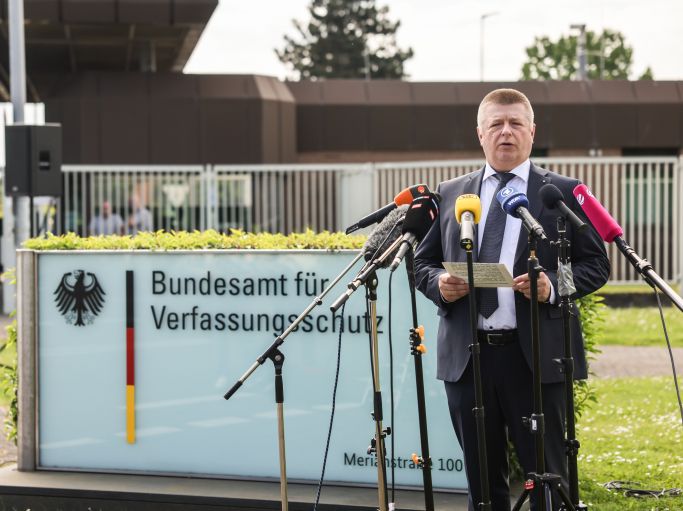 Das Bild zeigt BfV-Präsident Thomas Haldenwang vor dem Haupteingang des BfV in Köln (Quelle: picture alliance | dpa | Oliver Berg) Das Bild zeigt BfV-Präsident Thomas Haldenwang vor dem Haupteingang des BfV in Köln