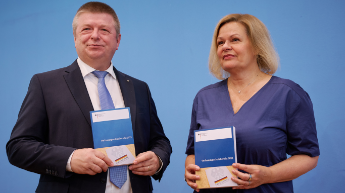 Das Bild zeigt BfV-Präsident Thomas Haldenwang und Bundesinnenministerin Nancy Faeser bei der Pressekonferenz zur Vorstellung des Verfassungsschutzberichts 2023. (Quelle: BMI / Henning Schacht) Das Bild zeigt BfV-Präsident Thomas Haldenwang und Bundesinnenministerin Nancy Faeser bei der Pressekonferenz zur Vorstellung des Verfassungsschutzberichts 2023.