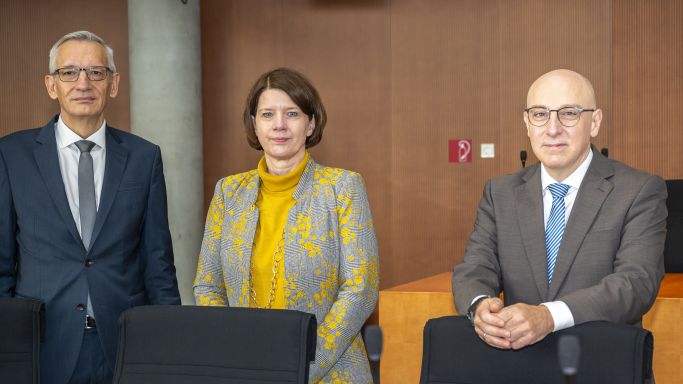 Das Bild zeigt BND-Präsident Dr. Bruno Kahl, BAMAD-Präsidentin Martina Rosenberg und BfV-Präsident Sinan Selen (v. l. n. r.). (Quelle: picture alliance / SZ Photo | Mike Schmidt) Das Bild zeigt BND-Präsident Dr. Bruno Kahl, BAMAD-Präsidentin Martina Rosenberg und BfV-Präsident Sinan Selen (v. l. n. r.).