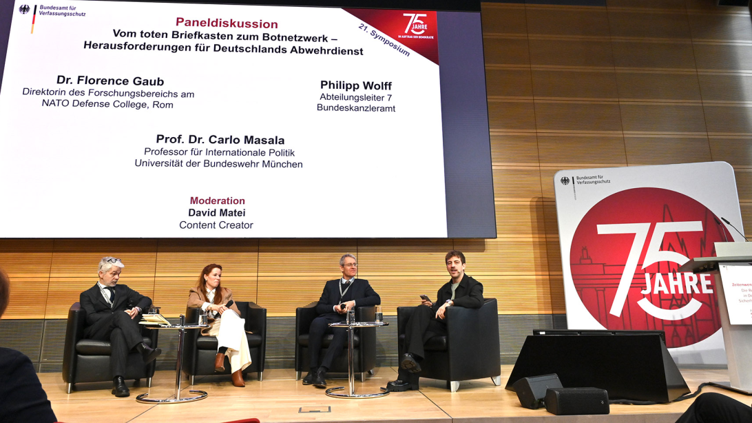 Paneldiskussion „Vom toten Briefkasten zum Botnetzwerk - Herausforderungen für Deutschlands Abwehrdienst" (Quelle: Bundesamt für Verfassungsschutz) Paneldiskussion „Vom toten Briefkasten zum Botnetzwerk - Herausforderungen für Deutschlands Abwehrdienst"