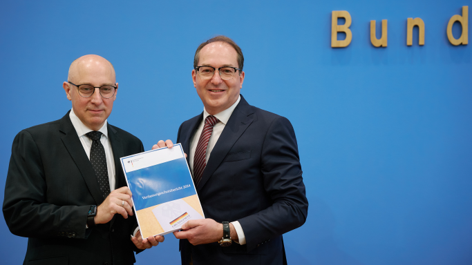 BfV-Vizepräsident Sinan Selen und Bundesinnenminister Alexander Dobrindt bei der Vorstellung des Verfassungsschutzberichts 2024. (Quelle: Henning Schacht) BfV-Vizepräsident Sinan Selen und Bundesinnenminister Alexander Dobrindt bei der Vorstellung des Verfassungsschutzberichts 2024.