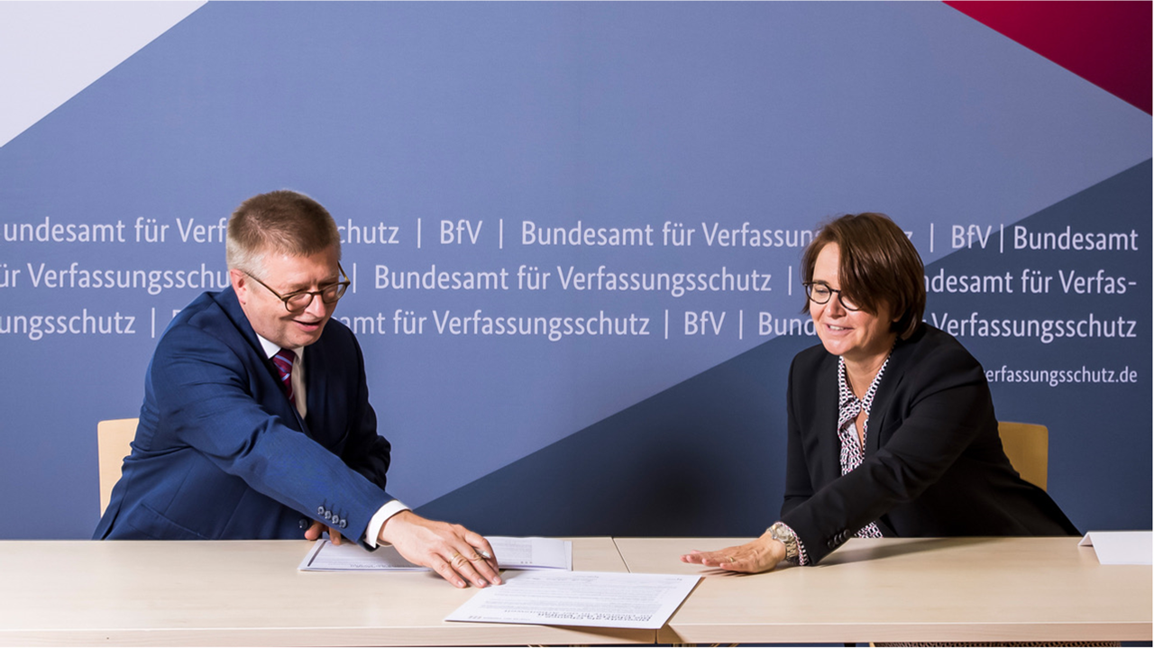 BfV-Präsident Thomas Haldenwang und Staatsministerin Annette Widmann-Mauz unterzeichnen die Charta der Vielfalt (Quelle: Integrationsbeauftragte/Tomaschke) BfV-Präsident Thomas Haldenwang und Staatsministerin Annette Widmann-Mauz unterzeichnen die Charta der Vielfalt