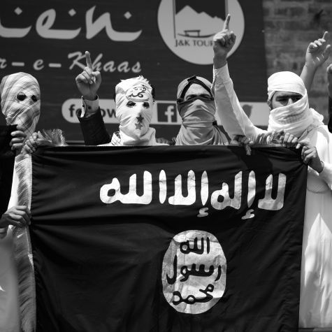 Das Bild zeigt Anhänger des Islamischen Staates mit symbolischer Tauhīd Geste.