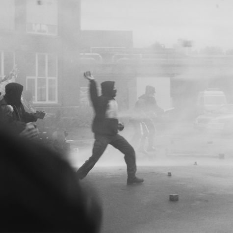 Autonome werfen bei Ausschreitungen mit Steinen auf Polizeikräfte (Quelle: ???) Autonome werfen bei Ausschreitungen mit Steinen auf Polizeikräfte