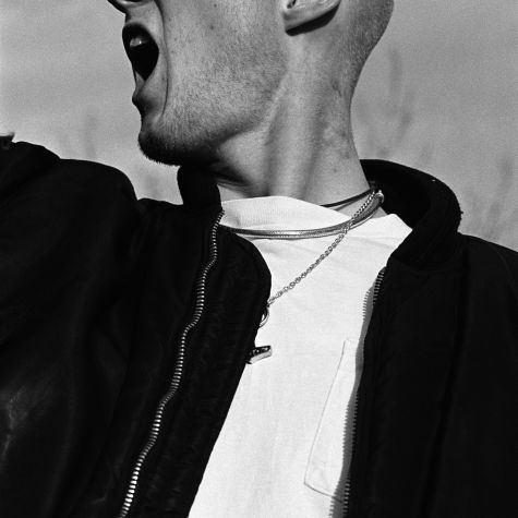 Die Aufnahme zeigt einen schreiend posierenden Skinhead (Quelle: Johan Willner / Getty Images) Die Aufnahme zeigt einen schreiend posierenden Skinhead