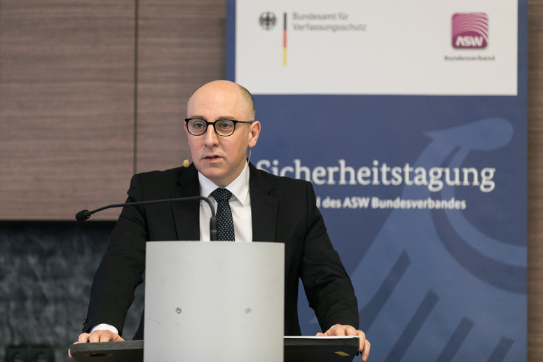 Das Bild zeigt Herrn Vizepräsident Sinan Selen auf der 13. BfV-ASW-Tagung (Quelle: ASW_Bundesverband_Kuehnapfel) Das Bild zeigt Herrn Vizepräsident Sinan Selen auf der 13. BfV-ASW-Tagung