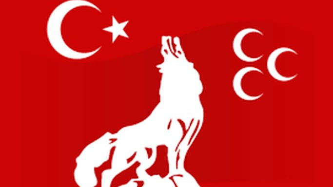 Drei Halbmonde und ein Wolf in weiß vor einem roten Hintergrund. Drei Halbmonde und ein Wolf in weiß vor einem roten Hintergrund.