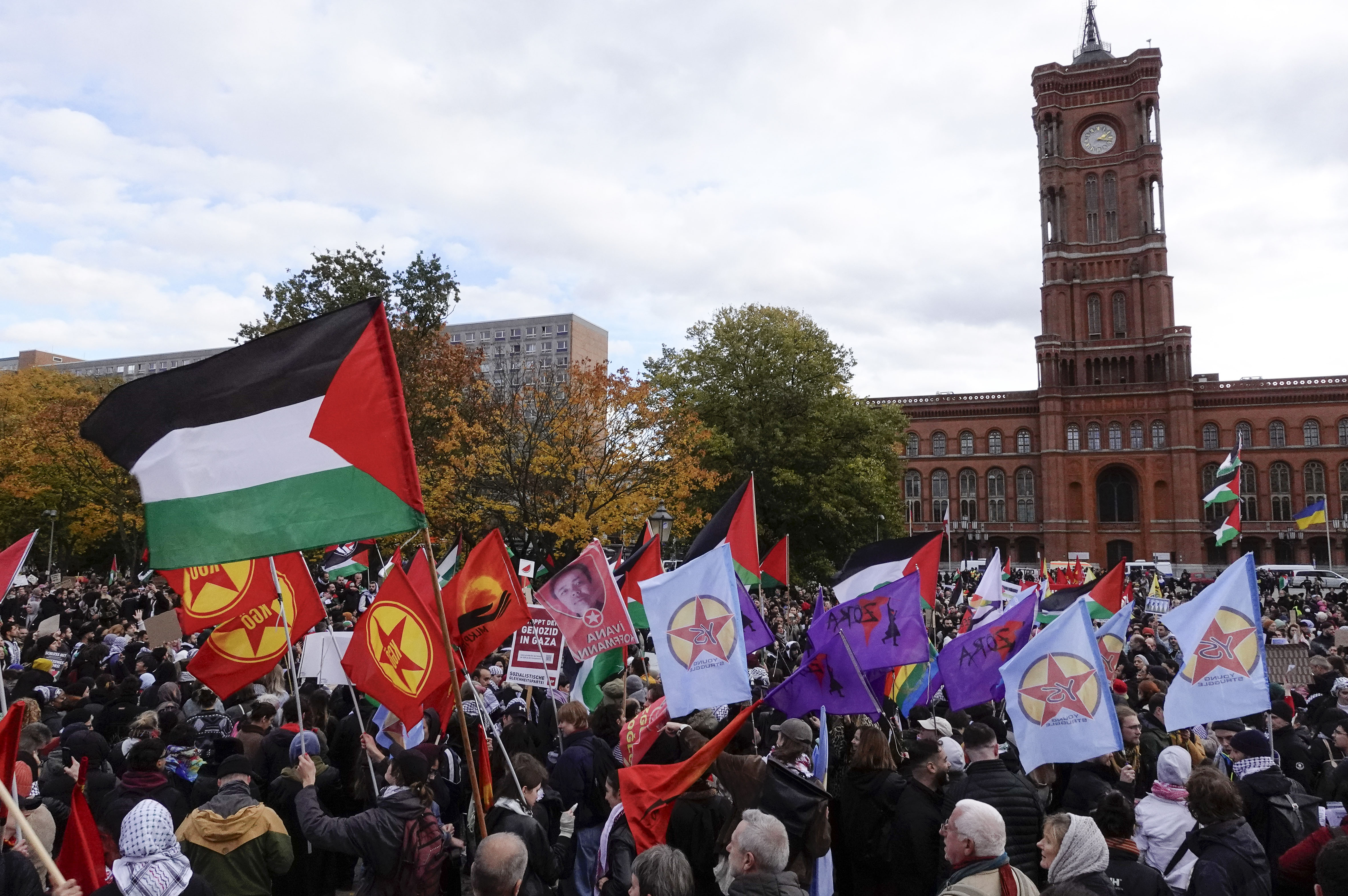 Propalästinensische Demonstration am 4. November 2023 in Berlin, an der sich neben Anhängern palästinensischer extremistischer Organisationen auch diverse Akteure aus dem türkischen und deutschen Linksextremismus beteiligten. (Quelle: picture alliance / Geisler-Fotopress | Bernd Elmenthaler/Geisler-Fotopr) Propalästinensische Demonstration am 4. November 2023 in Berlin, an der sich neben Anhängern palästinensischer extremistischer Organisationen auch diverse Akteure aus dem türkischen und deutschen Linksextremismus beteiligten.