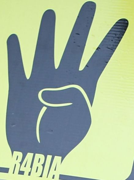 Symbol „R4bia-Hand“ (Quelle: picture alliance | AA | Aykut Unlupinar) Symbol „R4bia-Hand“