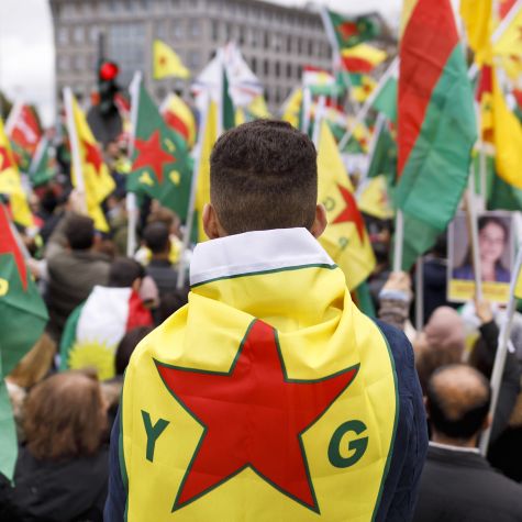 Das Bild zeigt ein Demonstrationsgeschehen gegen die türkische Militäroffensive gegen Kurden in Nordsyrien in Köln am 19 Oktober 2019, auf dem u.a. Anhänger der "Volksverteidigungseinheiten" (YPG) zu sehen sind 
