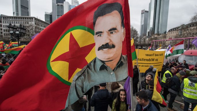 Die Aufnahme zeigt ein Demonstrationsgeschen während einer Kundgebung zum kurdischen Frühjahrsfest Newroz am 18. März 2017 in Frankfurt am Main.
