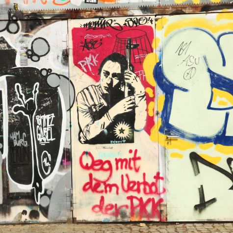 Die Aufnahme vom 12. März 2017 zeigt ein Graffity im Berliner Stadtteil Kreuzberg, auf dem eine Kurdin mit Maschinenpistole und der Schriftzug "Weg mit dem Verbot der PKK" zu sehen ist.