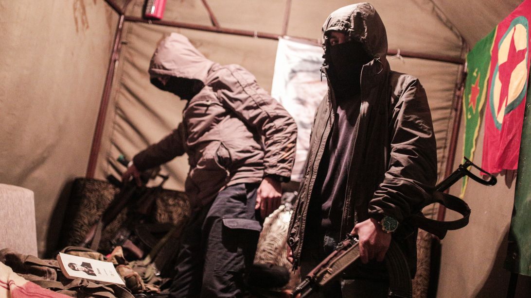 Die Aufnahme vom 23. Dezember 2015 zeigt bewaffnete PKK-Kämpfer in einem Bunker in Sirnak (Türkei). 