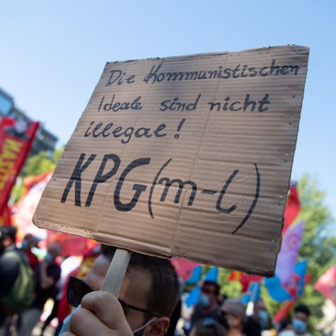 Die Aufnahme zeigt eine Demonstration in München am 28. Juli 2020, wo ein Teilnehmer zur Solidarisierung mit Angeklagten in einem Terrorprozess um eine linke Gruppierung, die mit der TKP/ML in Verbindung steht, aufruft. (Quelle: picture alliance/dpa | Matthias Balk) Die Aufnahme zeigt eine Demonstration in München am 28. Juli 2020, wo ein Teilnehmer zur Solidarisierung mit Angeklagten in einem Terrorprozess um eine linke Gruppierung, die mit der TKP/ML in Verbindung steht, aufruft.