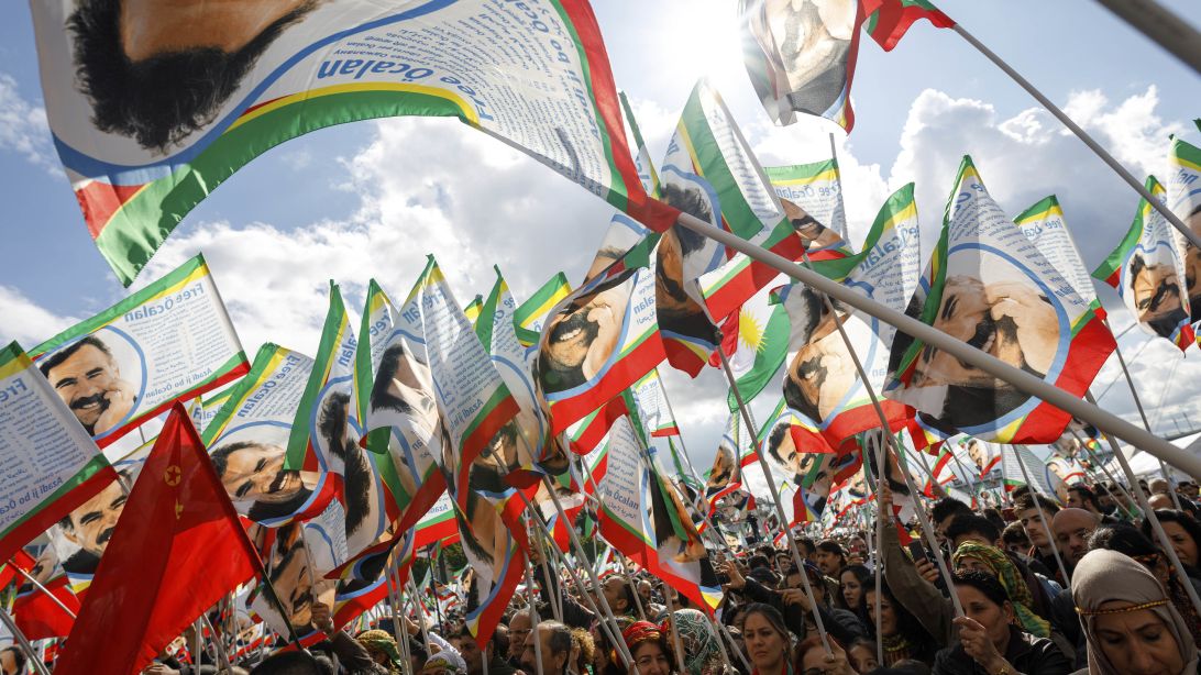 Die Aufnahme zeigt ein Demonstrationsgeschehen mit wehenden Fahnen anlässlich des 25. Internationalen Kurdischen Kulturfestivals an der Deutzer Werft in Köln am 16. September 2017.